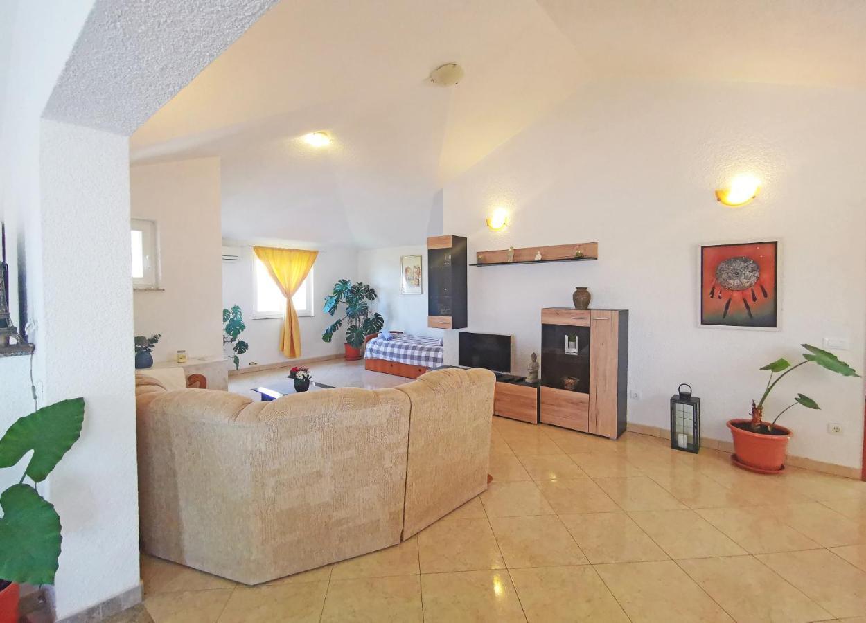 Apartman Luna Sveti Lovreč Pazenatički Esterno foto